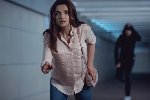 Familia conversando sobre seguridad en el hogar